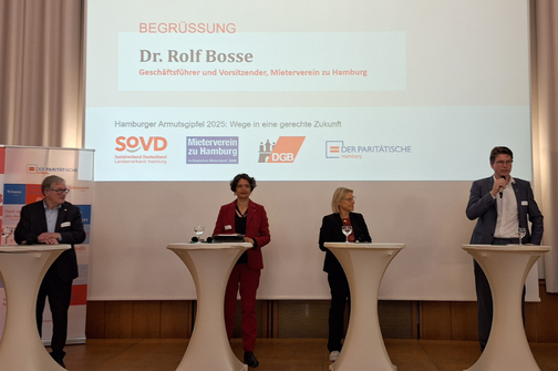 Bühne zur Eröffnung des Armutsgipfels 2025 mit den Vertretern und Vertreterinnen der vier Verbände.